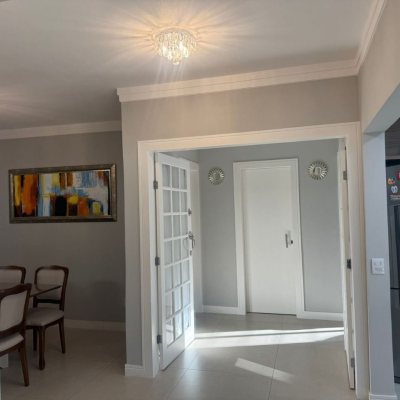 Casa Residencial com 384m², 3 quartos, 1 suíte, 3 garagens, no bairro Balneário em Florianópolis