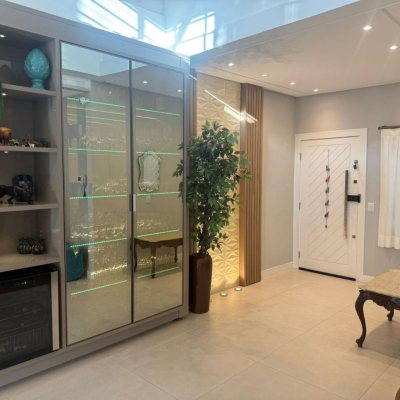 Casa Residencial com 384m², 3 quartos, 1 suíte, 3 garagens, no bairro Balneário em Florianópolis