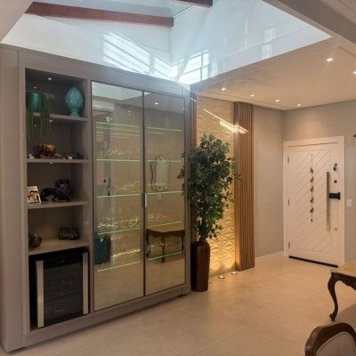 Casa Residencial com 384m², 3 quartos, 1 suíte, 3 garagens, no bairro Balneário em Florianópolis