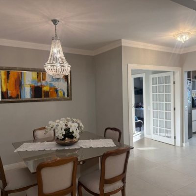 Casa Residencial com 384m², 3 quartos, 1 suíte, 3 garagens, no bairro Balneário em Florianópolis