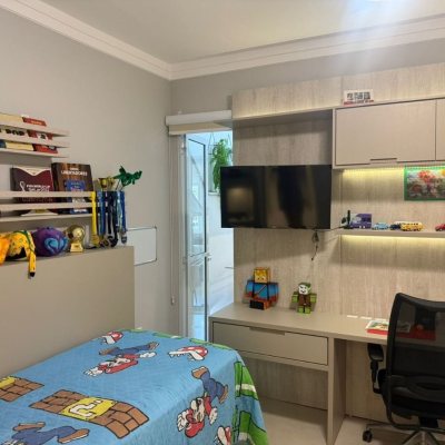 Casa Residencial com 384m², 3 quartos, 1 suíte, 3 garagens, no bairro Balneário em Florianópolis