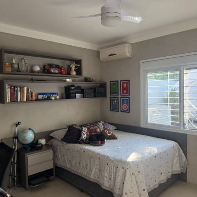 Casa Residencial com 384m², 3 quartos, 1 suíte, 3 garagens, no bairro Balneário em Florianópolis