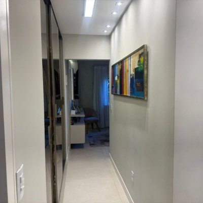 Casa Residencial com 384m², 3 quartos, 1 suíte, 3 garagens, no bairro Balneário em Florianópolis