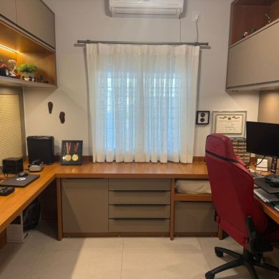 Casa Residencial com 384m², 3 quartos, 1 suíte, 3 garagens, no bairro Balneário em Florianópolis