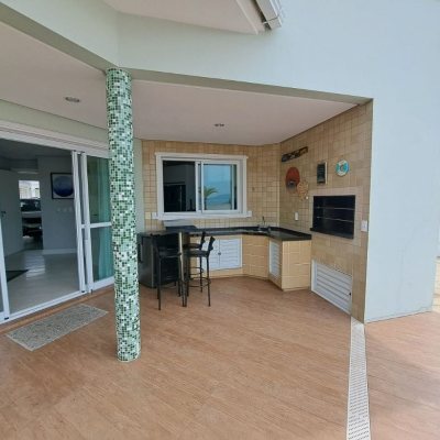 Casa Residencial com 206m², 4 quartos, 3 suítes, 4 garagens, no bairro Ponta De Baixo em São José