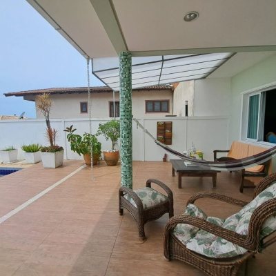 Casa Residencial com 206m², 4 quartos, 3 suítes, 4 garagens, no bairro Ponta De Baixo em São José