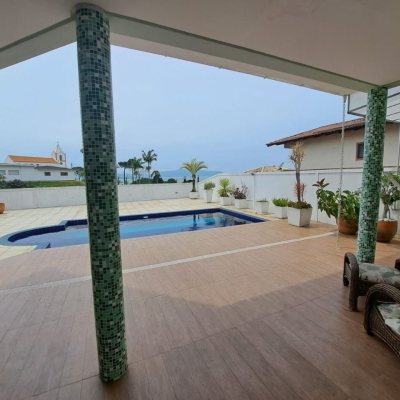 Casa Residencial com 206m², 4 quartos, 3 suítes, 4 garagens, no bairro Ponta De Baixo em São José