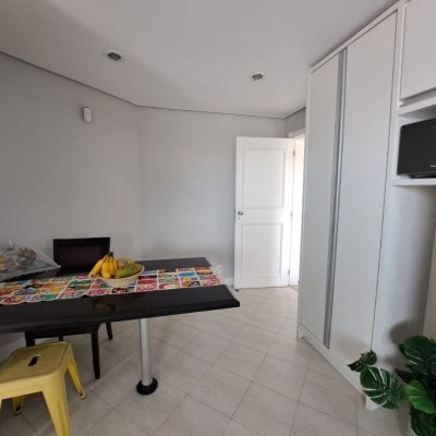 Casa Residencial com 206m², 4 quartos, 3 suítes, 4 garagens, no bairro Ponta De Baixo em São José