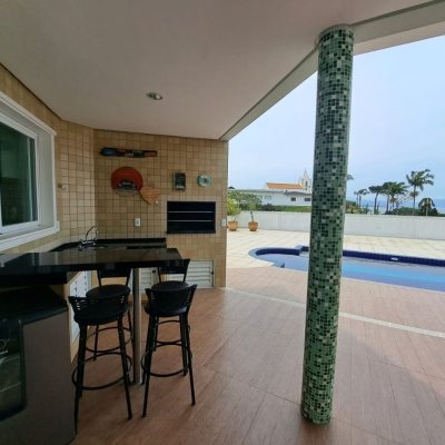 Casa Residencial com 206m², 4 quartos, 3 suítes, 4 garagens, no bairro Ponta De Baixo em São José