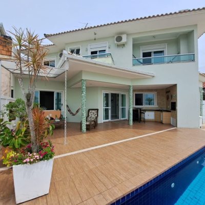 Casa Residencial com 206m², 4 quartos, 3 suítes, 4 garagens, no bairro Ponta De Baixo em São José