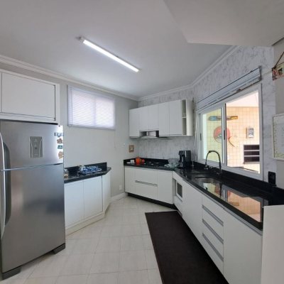Casa Residencial com 206m², 4 quartos, 3 suítes, 4 garagens, no bairro Ponta De Baixo em São José