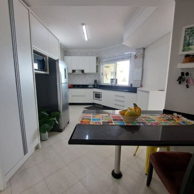Casa Residencial com 206m², 4 quartos, 3 suítes, 4 garagens, no bairro Ponta De Baixo em São José