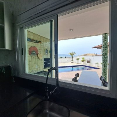 Casa Residencial com 206m², 4 quartos, 3 suítes, 4 garagens, no bairro Ponta De Baixo em São José