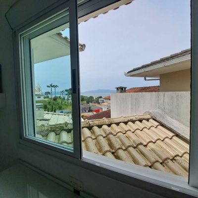 Casa Residencial com 206m², 4 quartos, 3 suítes, 4 garagens, no bairro Ponta De Baixo em São José