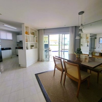 Casa Residencial com 206m², 4 quartos, 3 suítes, 4 garagens, no bairro Ponta De Baixo em São José
