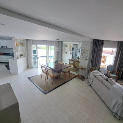 Casa Residencial com 206m², 4 quartos, 3 suítes, 4 garagens, no bairro Ponta De Baixo em São José