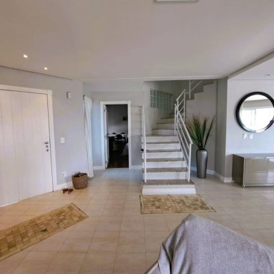 Casa Residencial com 206m², 4 quartos, 3 suítes, 4 garagens, no bairro Ponta De Baixo em São José