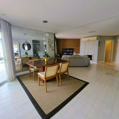 Casa Residencial com 206m², 4 quartos, 3 suítes, 4 garagens, no bairro Ponta De Baixo em São José