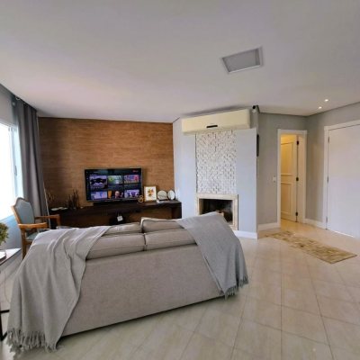 Casa Residencial com 206m², 4 quartos, 3 suítes, 4 garagens, no bairro Ponta De Baixo em São José