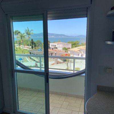 Casa Residencial com 206m², 4 quartos, 3 suítes, 4 garagens, no bairro Ponta De Baixo em São José