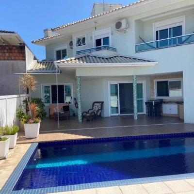 Casa Residencial com 206m², 4 quartos, 3 suítes, 4 garagens, no bairro Ponta De Baixo em São José