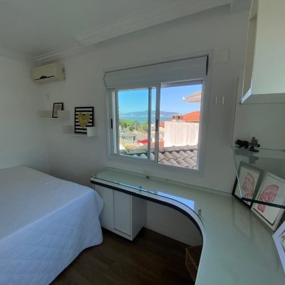 Casa Residencial com 206m², 4 quartos, 3 suítes, 4 garagens, no bairro Ponta De Baixo em São José