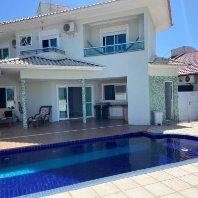 Casa Residencial com 206m², 4 quartos, 3 suítes, 4 garagens, no bairro Ponta De Baixo em São José