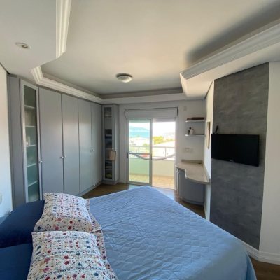 Casa Residencial com 206m², 4 quartos, 3 suítes, 4 garagens, no bairro Ponta De Baixo em São José