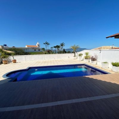 Casa Residencial com 206m², 4 quartos, 3 suítes, 4 garagens, no bairro Ponta De Baixo em São José