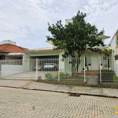 Casa Residencial com 206m², 4 quartos, 3 suítes, 4 garagens, no bairro Ponta De Baixo em São José
