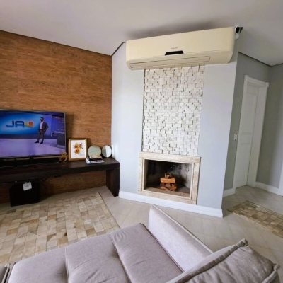 Casa Residencial com 206m², 4 quartos, 3 suítes, 4 garagens, no bairro Ponta De Baixo em São José