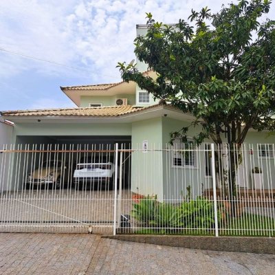 Casa Residencial com 206m², 4 quartos, 3 suítes, 4 garagens, no bairro Ponta De Baixo em São José