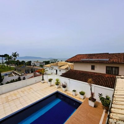 Casa Residencial com 206m², 4 quartos, 3 suítes, 4 garagens, no bairro Ponta De Baixo em São José