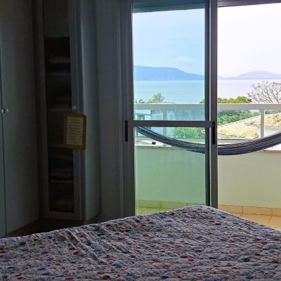 Casa Residencial com 206m², 4 quartos, 3 suítes, 4 garagens, no bairro Ponta De Baixo em São José