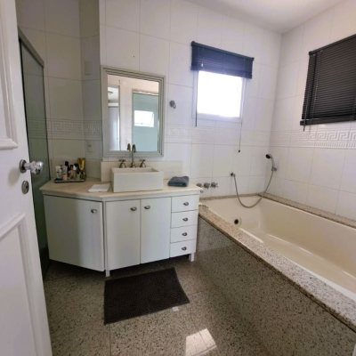 Casa Residencial com 206m², 4 quartos, 3 suítes, 4 garagens, no bairro Ponta De Baixo em São José