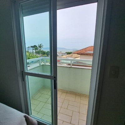 Casa Residencial com 206m², 4 quartos, 3 suítes, 4 garagens, no bairro Ponta De Baixo em São José