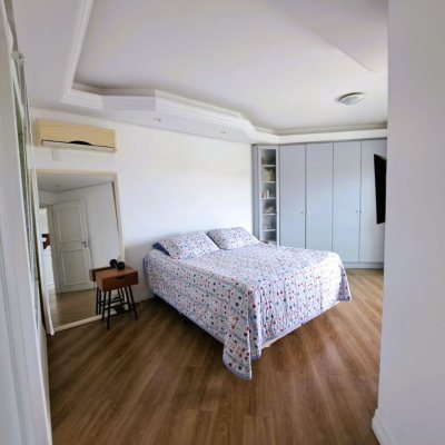 Casa Residencial com 206m², 4 quartos, 3 suítes, 4 garagens, no bairro Ponta De Baixo em São José