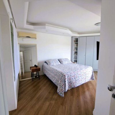Casa Residencial com 206m², 4 quartos, 3 suítes, 4 garagens, no bairro Ponta De Baixo em São José