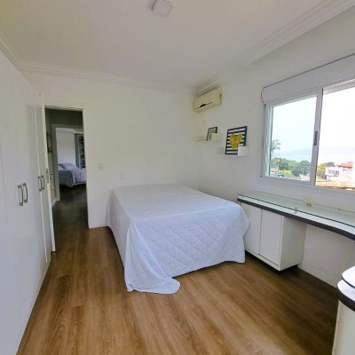Casa Residencial com 206m², 4 quartos, 3 suítes, 4 garagens, no bairro Ponta De Baixo em São José