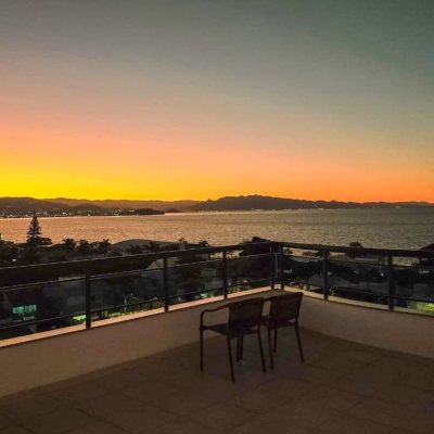 Cobertura com 337m², 3 quartos, 1 suíte, 2 garagens, no bairro Balneário em Florianópolis