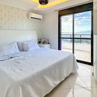 Cobertura com 337m², 3 quartos, 1 suíte, 2 garagens, no bairro Balneário em Florianópolis