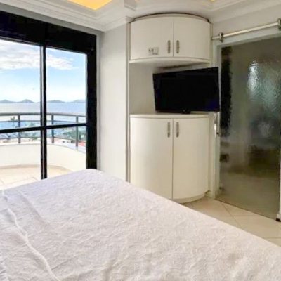 Cobertura com 337m², 3 quartos, 1 suíte, 2 garagens, no bairro Balneário em Florianópolis