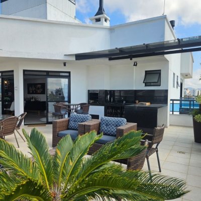 Cobertura com 337m², 3 quartos (sendo 1 suíte), 3 garagens, no bairro Balneário em Florianópolis