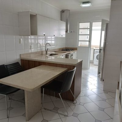 Apartamentos com 151m², 4 quartos (sendo 1 suíte), 2 garagens, no bairro Centro em Florianópolis