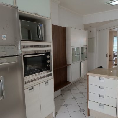 Apartamentos com 151m², 4 quartos (sendo 1 suíte), 2 garagens, no bairro Centro em Florianópolis