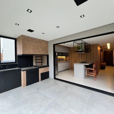 Casa em Condomínio com 185m², 3 quartos, 3 suítes, 2 garagens, no bairro Cachoeira Do Bom Jesus em Florianópolis