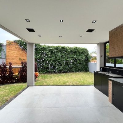 Casa em Condomínio com 185m², 3 quartos, 3 suítes, 2 garagens, no bairro Cachoeira Do Bom Jesus em Florianópolis