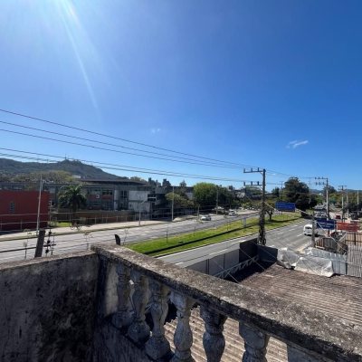 Predio com 326m², 4 garagens, no bairro Pantanal em Florianópolis