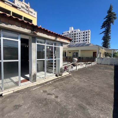 Predio com 326m², 4 garagens, no bairro Pantanal em Florianópolis