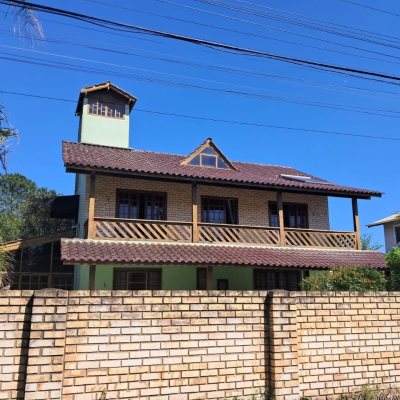 Casa Residencial com 195m², 3 quartos, 1 suíte, 2 garagens, no bairro Campeche em Florianópolis